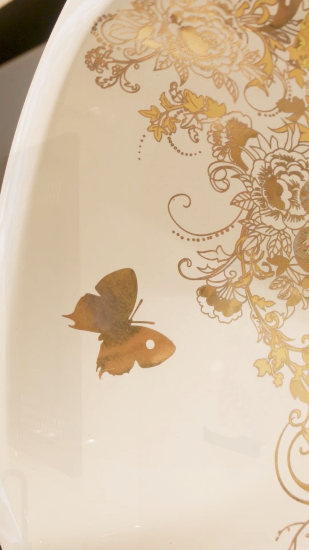 A day out at @designcentrech with @hollypotterdesign, taking the Z50ii on its first outing. The design showrooms and some of the pieces there are spectacular.
#designcentrechelseaharbour #interiordesign #londonshopping #designerlife #chelseaharbour