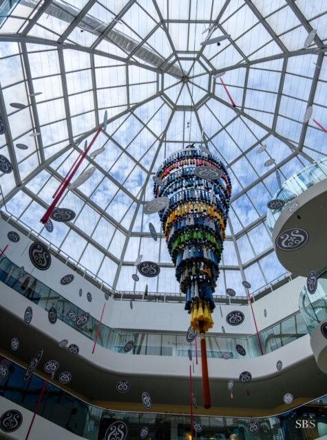 The centre dome at @designcentrech lets so much light flood into the atrium. Definitely worth looking up, the chandelier and decorations move in the wind.

#atrium #architecturephotography #interiorphotography #londonarchitecture