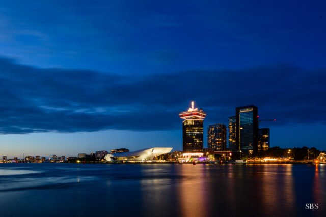 After getting the ferry back to the south side of the Ij from the @eye_film museum, blue hour had fully kicked in.
I love these kind of shots where the long exposure smooths out the water and makes everything look calm and pristine. Also, the ferries coming in and out made for some Bob-Ross-esque happy little accidents (swipe to the second photo).